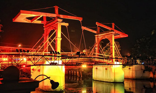 jembatan kota intan di malam hari