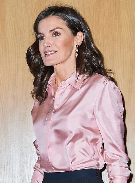 Queen Letizia wore a new contrast-pleat midi skirt by Reiss London, and she wore Steve Madden Kvinna Dalia pumps