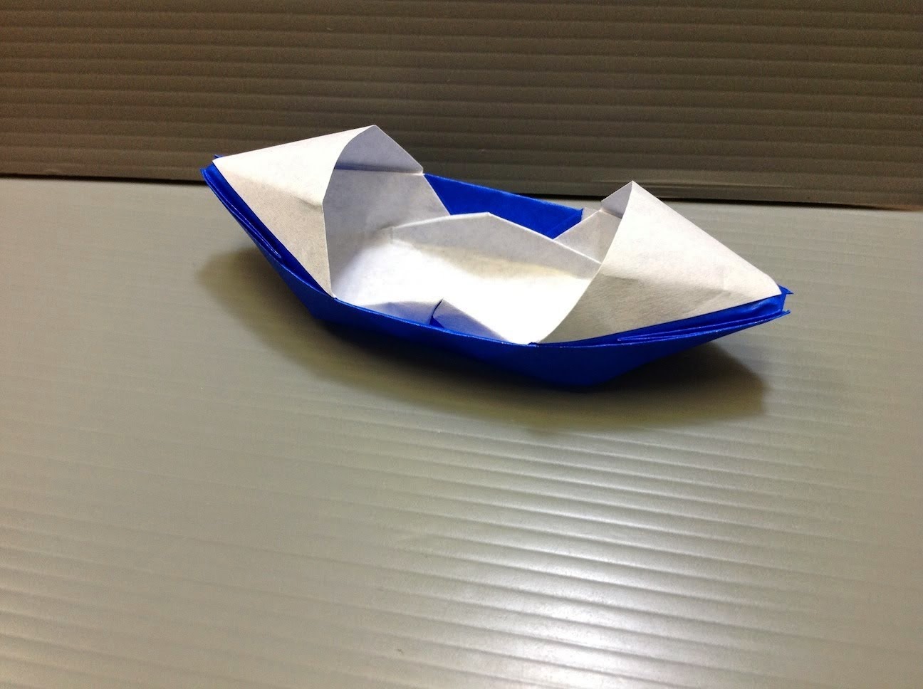 Кораблик из бумаги а4 для начинающих. Бумажный кораблик оригами. Оригами кораблик лодочка. Кораблик из бумаги с парусом. Оригами кораблик парусник.