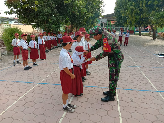Jadi Irup Babinsa Karangtengah Bagikan Buku