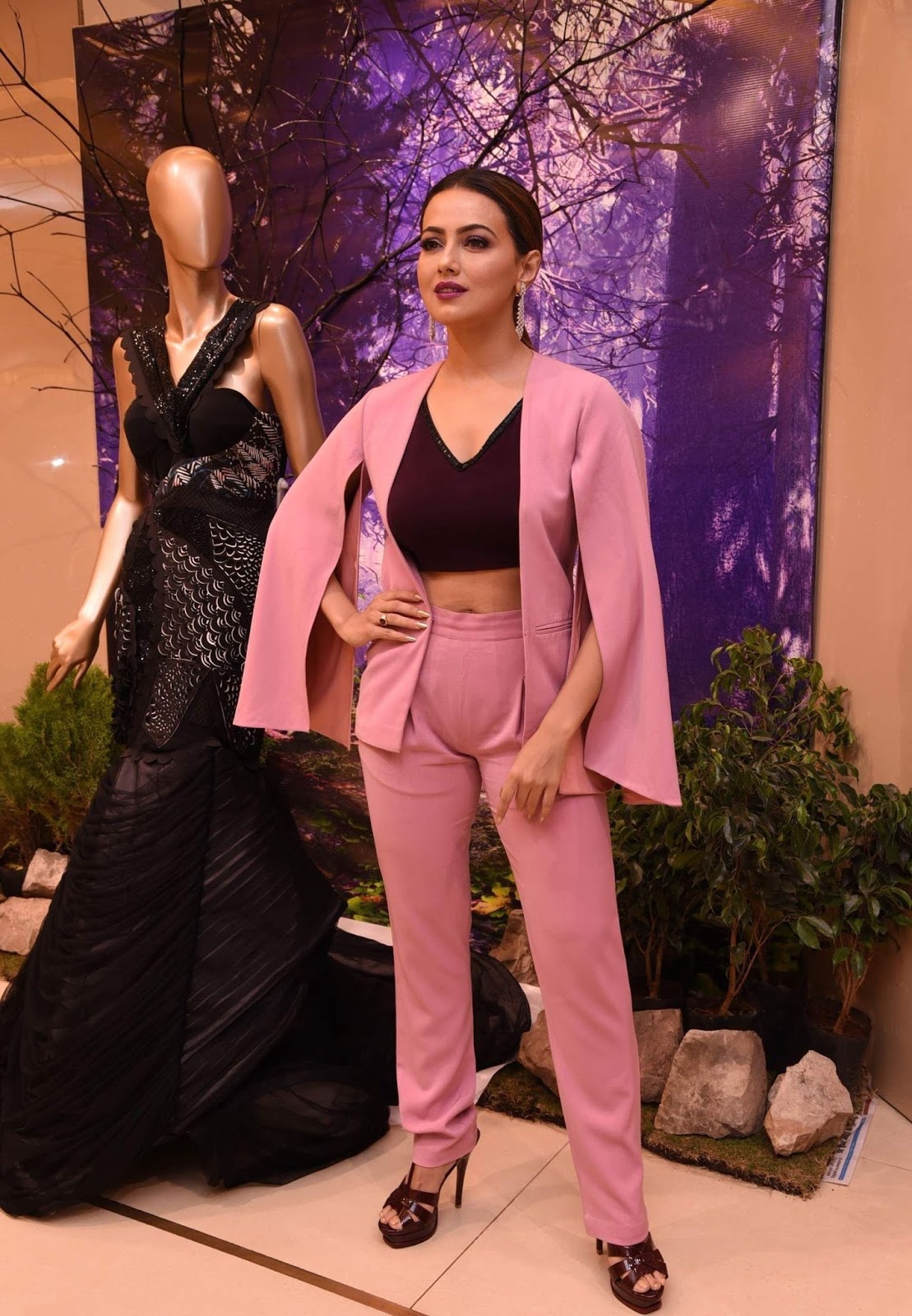 Sana Khan Looks Super Hot At The Preview of Party Wear Collection By Esha Amin