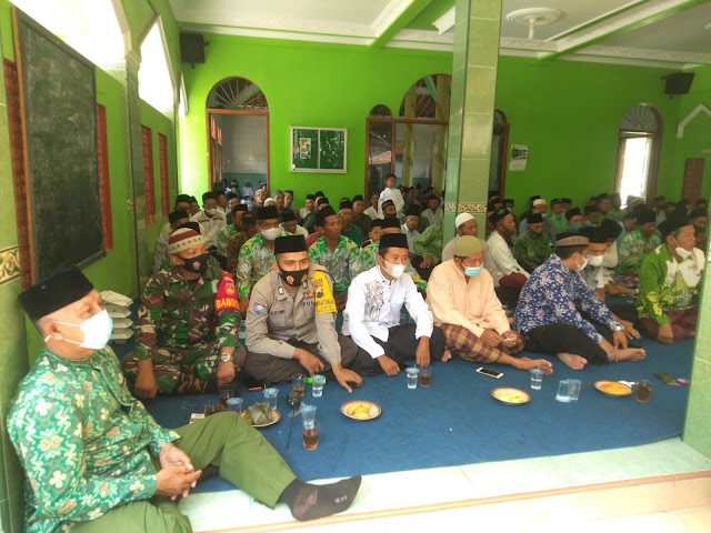 Memberikan Rasa Aman Kepada Jamaah Pengajian, Babinsa Laksanakan Pengamanan Memberikan Rasa Aman Kepada Jamaah Pengajian, Babinsa Laksanakan Pengamanan