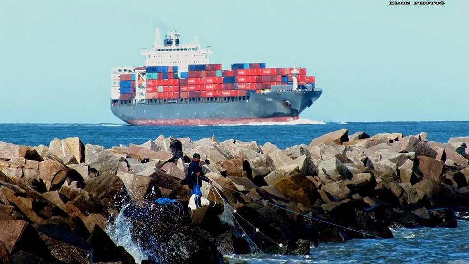 Navio de Container no Canal do Porto