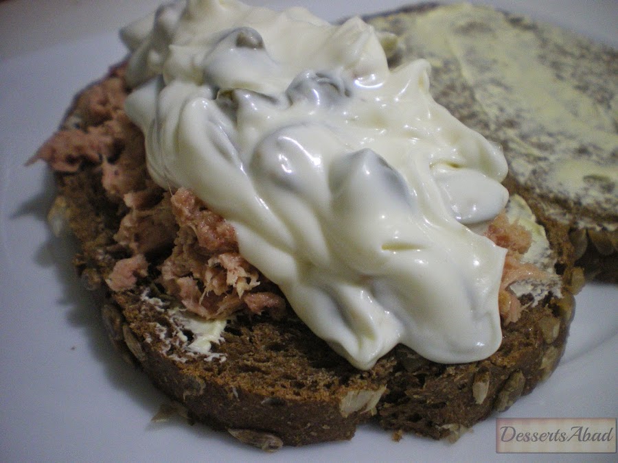 Mahonesa y alcaparras sobre tostada