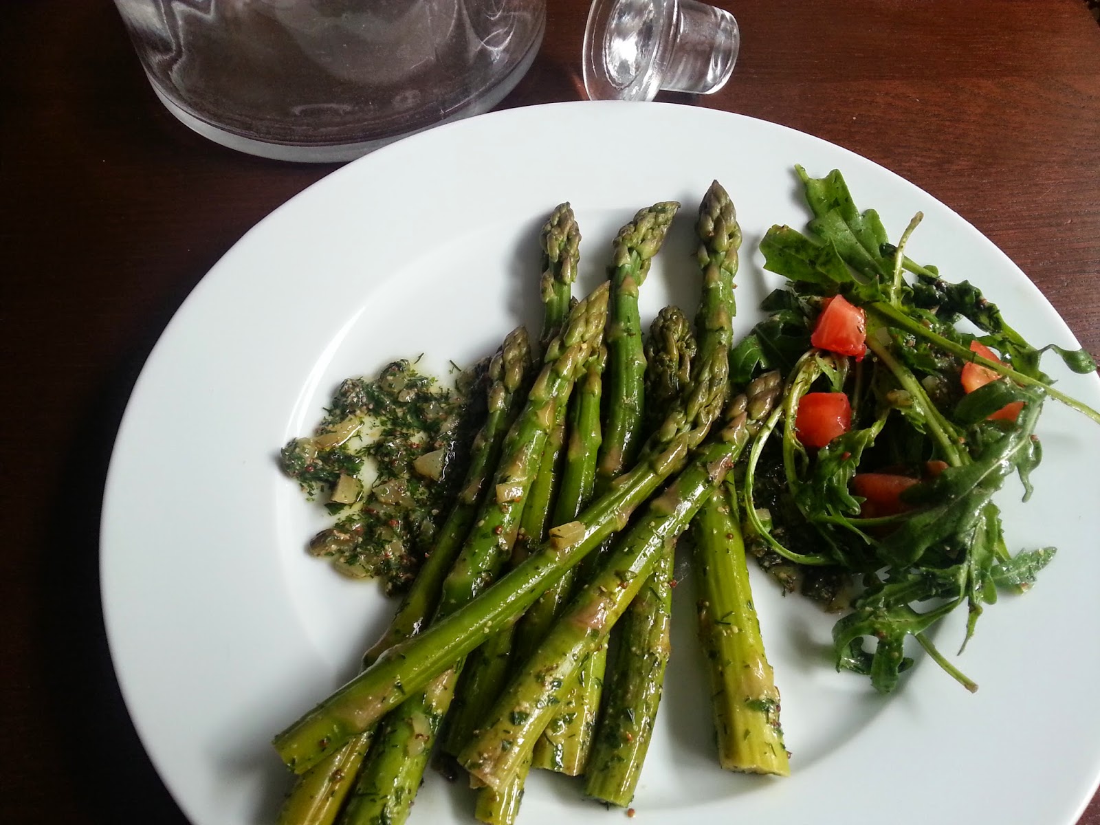 Vegan Oriental Grüner Spargel mit grüner Sauce