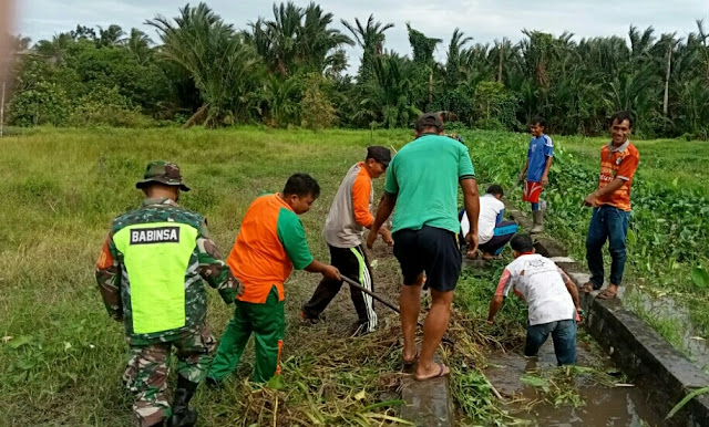 Babinsa Hermanto bersama Warga Gotong Royong Membersihkan Draenase Babinsa Hermanto bersama Warga Gotong Royong Membersihkan Draenase