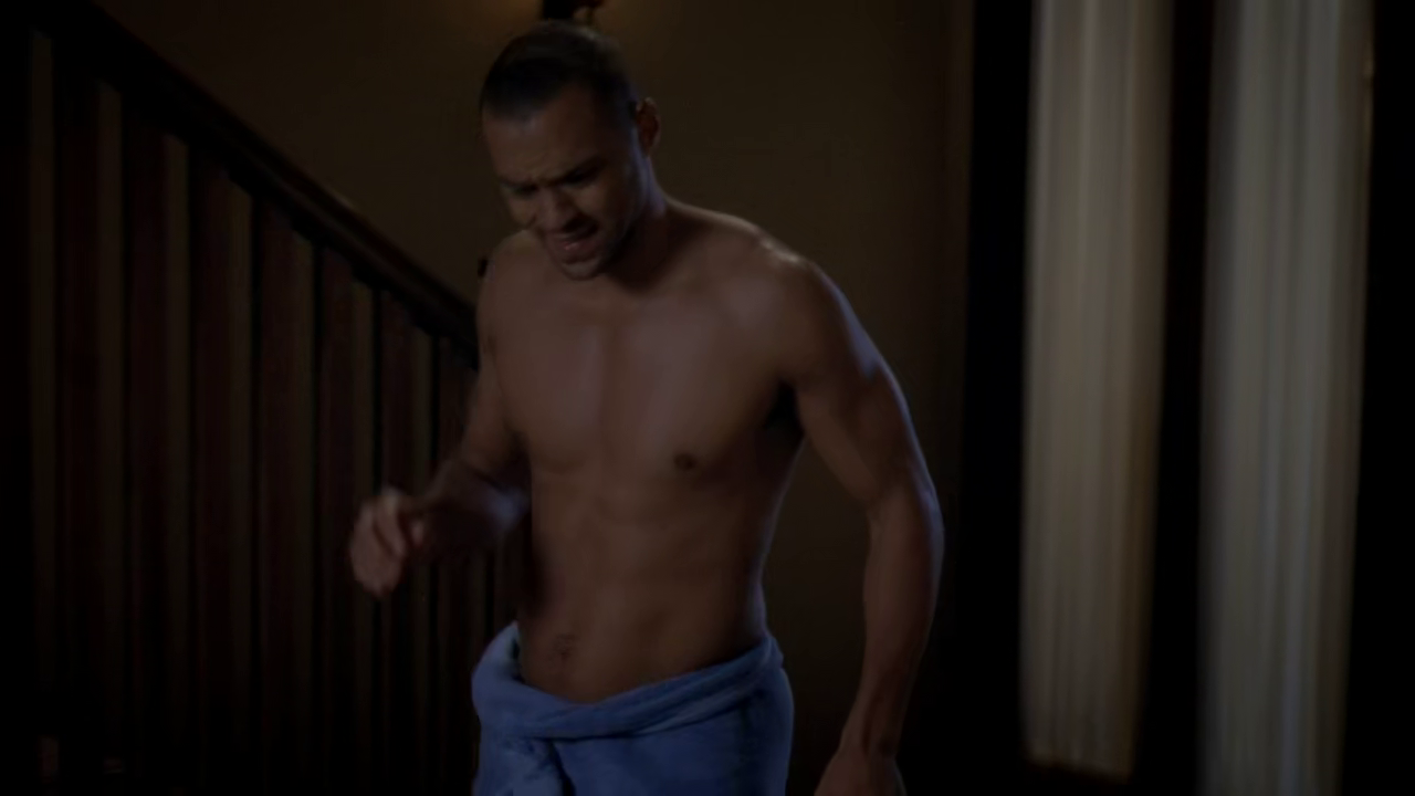 Jesse Williams shirtless in Grey's Anatomy 7-09 "Slow Night, So L...