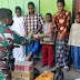 Laksanakan Baksos, Satgas TNI Memberikan Bantuan Sembako dan Kain Sarung