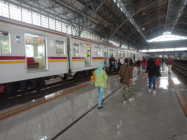Penumpang KRL di Stasiun Tanjung Priok/Dok: Wiji Nurhayat