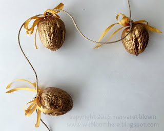 http://webloomhere.blogspot.com/2015/12/tutorial-golden-walnut-garland.html