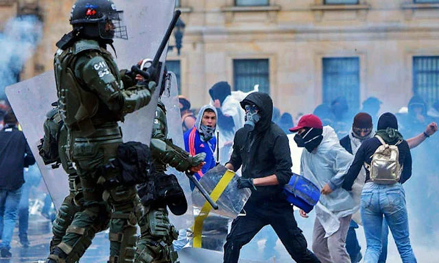 Batalla entre manifestantes y la Policía en Bogotá