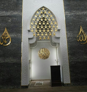 Lafals Allah dan Muhamad memakai bahan kuningan , disertai tampilan ornament mighrab serta kaligrafi. Yang kesemua bahan dasarnya dari plat kuningan.
