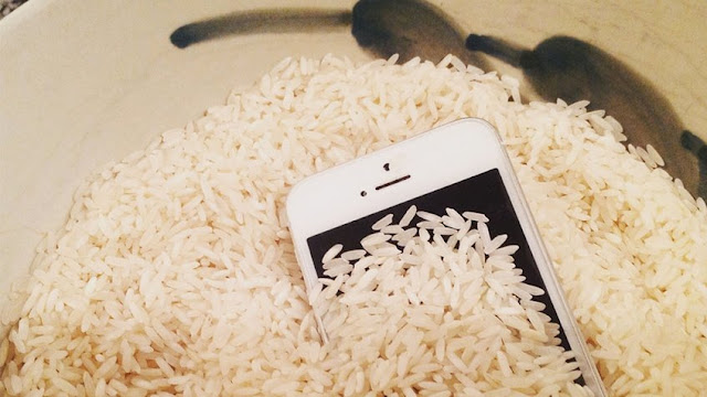 ¿Realmente sirve meter el celular en arroz cuando se moja?