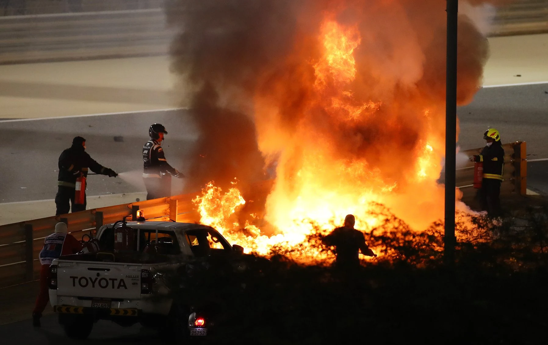 La monoposto di Grosjean in fiamme
