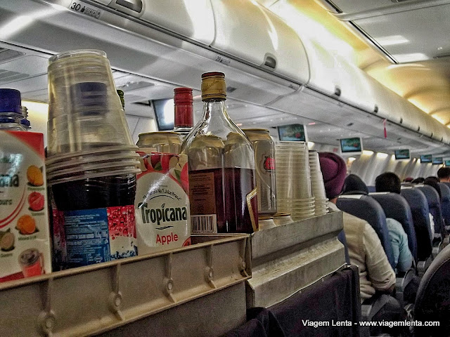 Vinho, uísque, vodka e suco "Tropicana" disponíveis