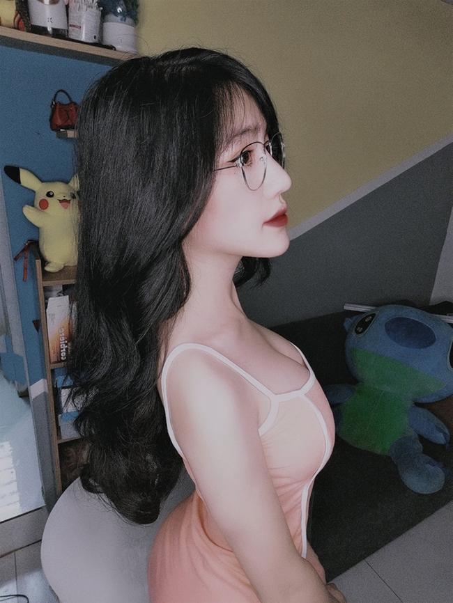 nữ streamer khoe vùng nhạy cảm trên livestream