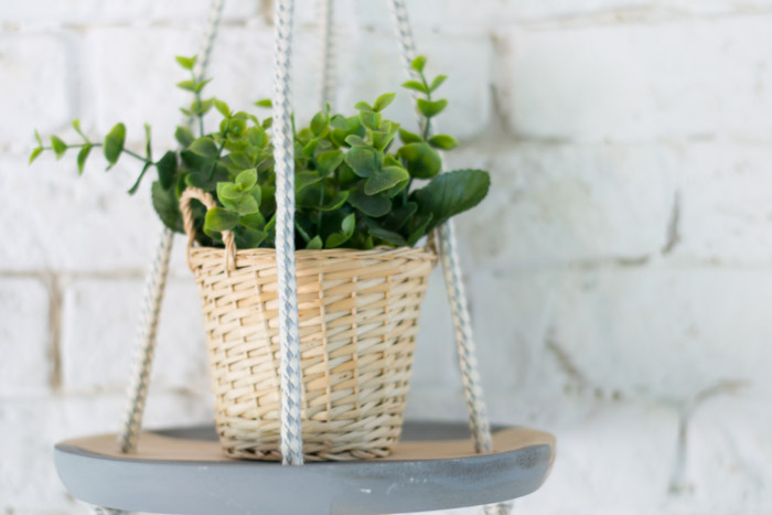 Macetero colgante diy con plato de madera