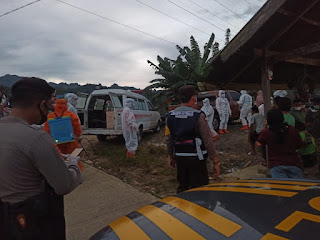 Kapolsek Anggeraja Polres Enrekang Melaksanakan Pengamanan Prosesi Pemakaman Jenazah Pasien Covid-19