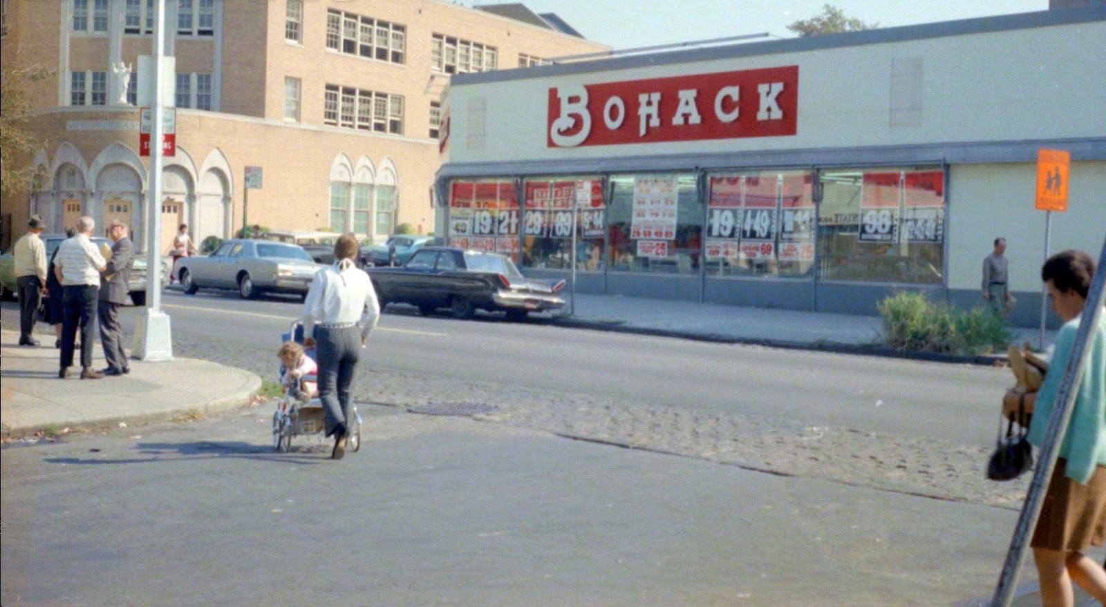30 Fascinating Color Photographs That Capture Street Scenes of Queens