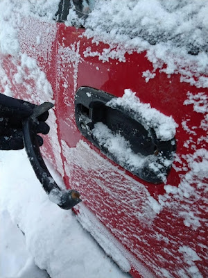 Winter lustige Bilder - Türgriff vom Auto bricht ab Winter lustige Bilder - Türgriff vom Auto bricht ab