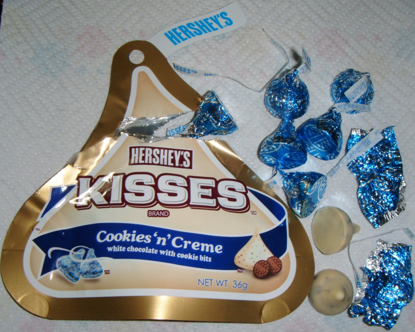 FOODSTUFF FINDS Hershey’s Kisses Cookies and Cream (Sainsbury’s) [By