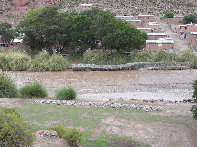 Mit dem steten Regen steigen auch die Flüsse an. Die mit viel Aufwand gebaute Schutzwand zum Dorf hin ist teilweise schon eingebrochen verrutscht.
