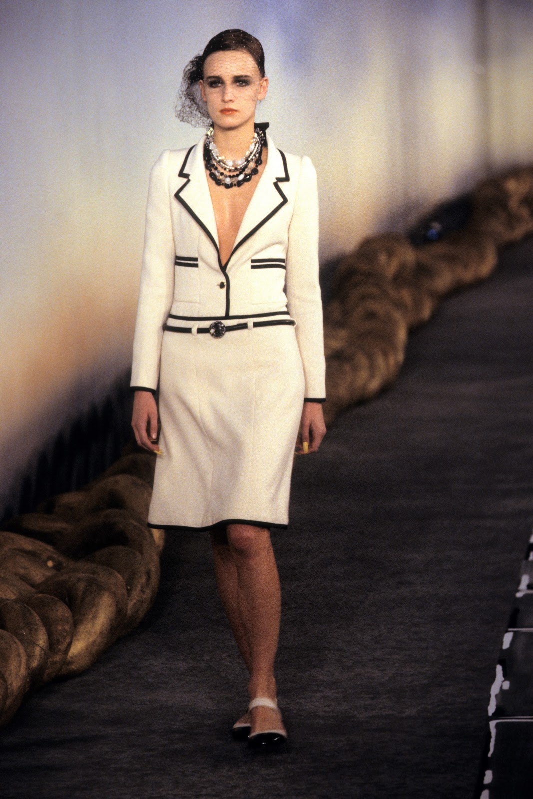 Chanel Spring 2001 Couture collection, runway looks, beauty, models, and  reviews.