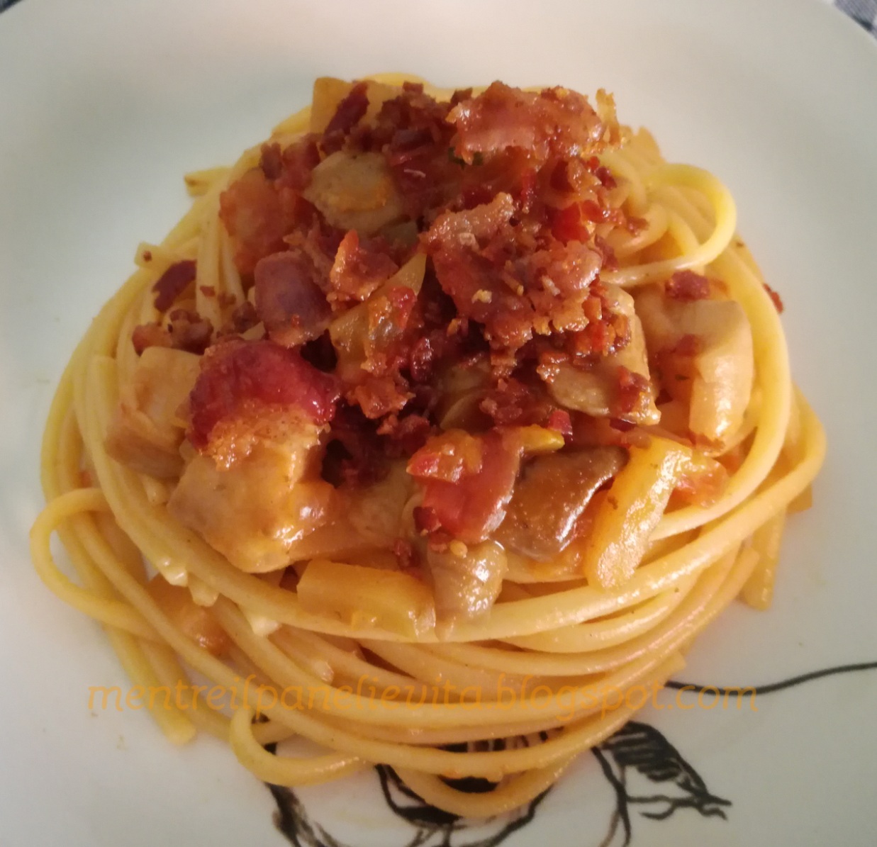 Linguine con porcini e granella di bacon