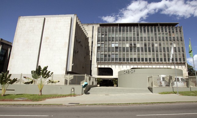 Delegado de polícia algema mãos e pés de advogado que não calou a boca no DF