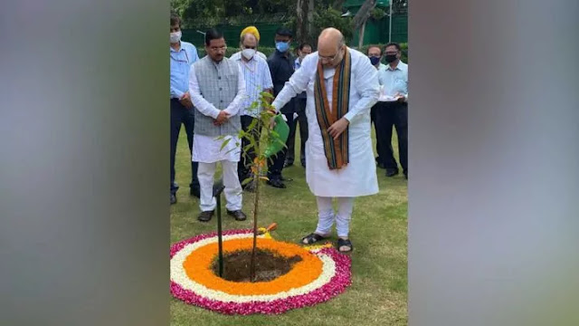 New Delhi: Union Home Minister Shri Amit Shah launched the Tree Plantation Campaign “Vriksharopan Abhiyan” of the Ministry of Coal in the presence of Union Minister of Coal, Mines and Parliamentary Affairs, Shri Pralhad Joshi here today. During the launch event at his residence, the Union Home Minister inaugurated and laid the Foundation stone