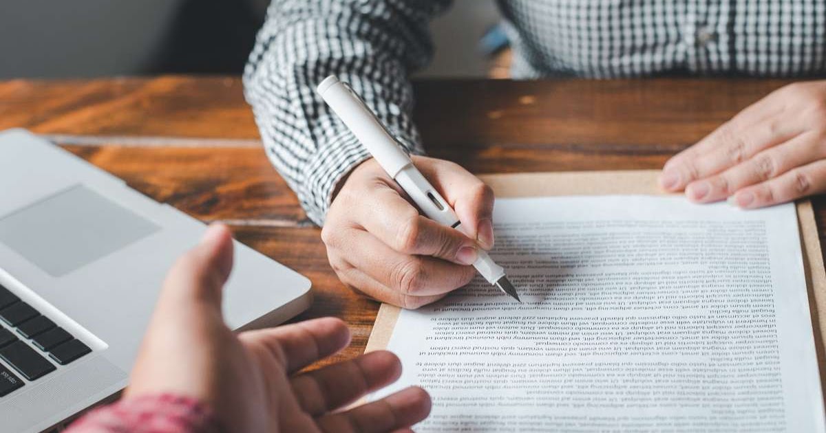 на столе стоит посуда. руки красиво лежат на столе. предложение лежит на столе. предложение лежит на столе. предложение лежит на столе.