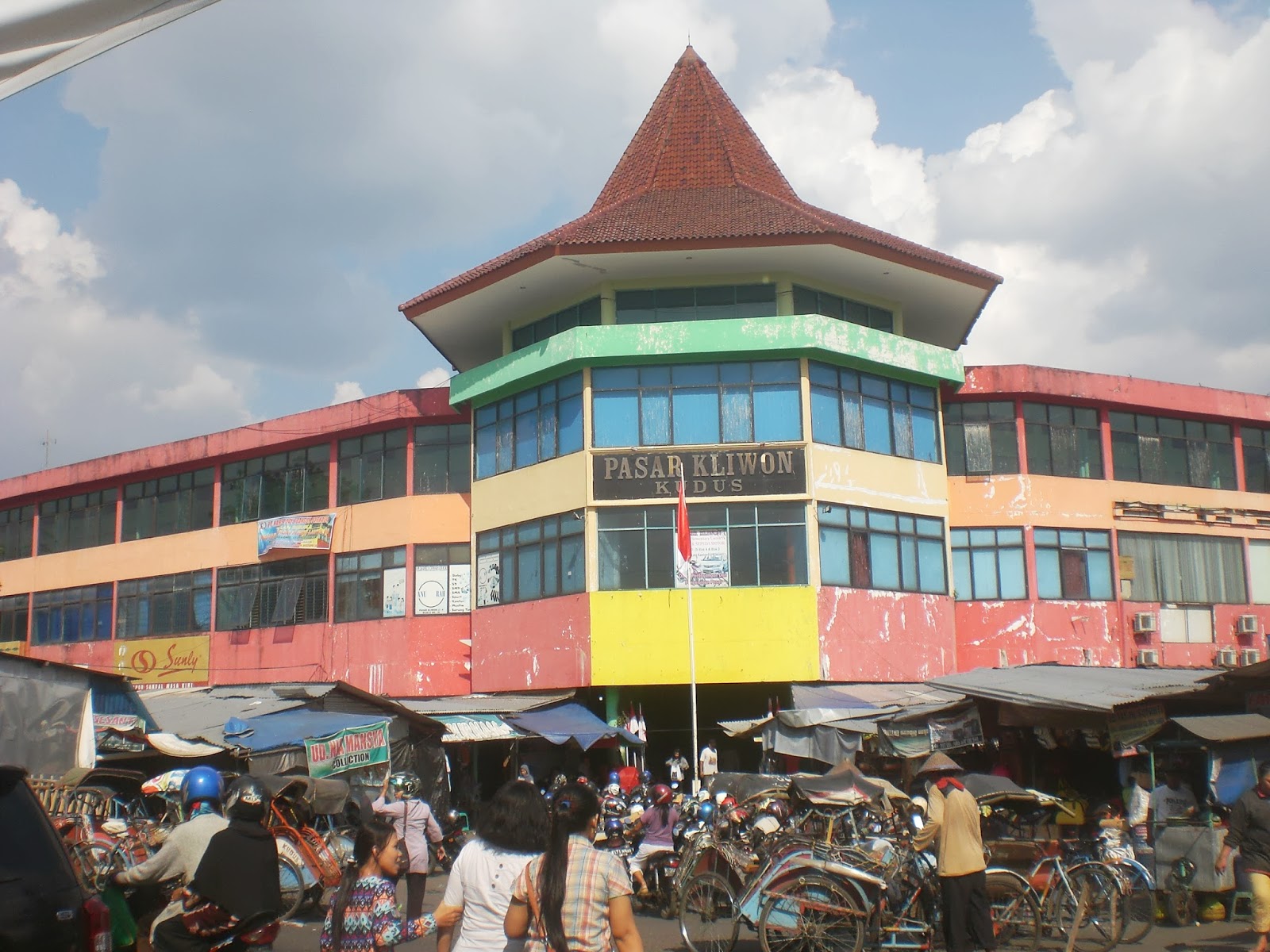 Tabloid Wanita Kudus Pasar Kliwon Kudus Pasar Grosir Texstil Dan Konveksi Terbesar Ke 3 Di Pulau Jawa