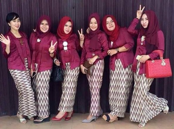 seragam batik keluarga pengantin