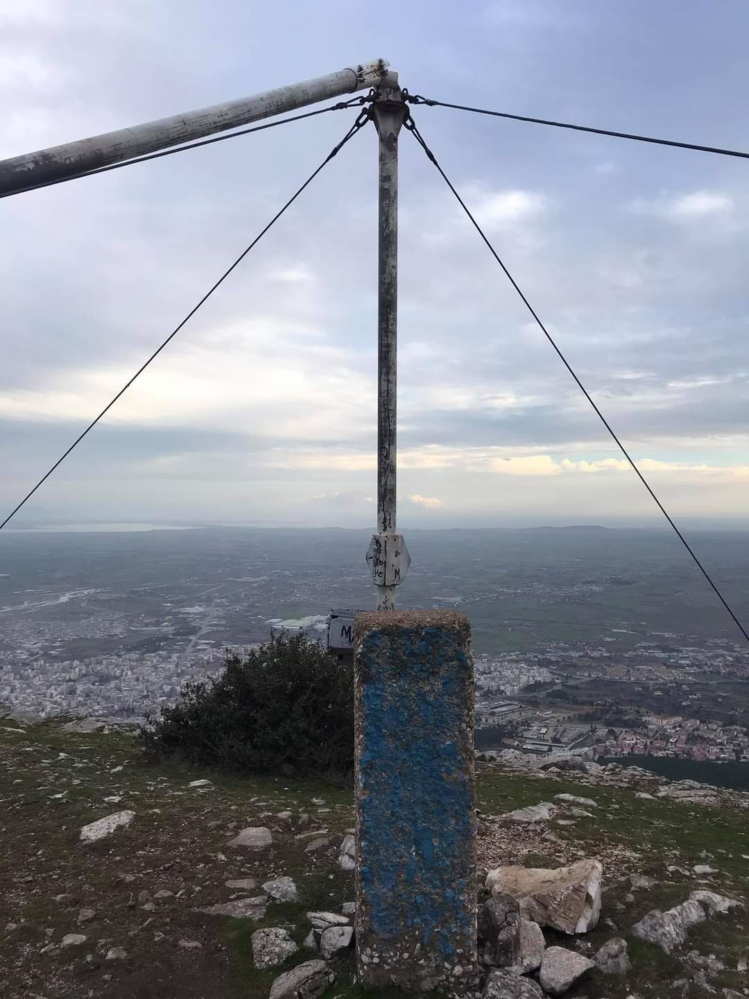 Ξάνθη: Κατέρρευσε η Ελληνική σημαία στην κορυφή του Αυγού [ΦΩΤΟ