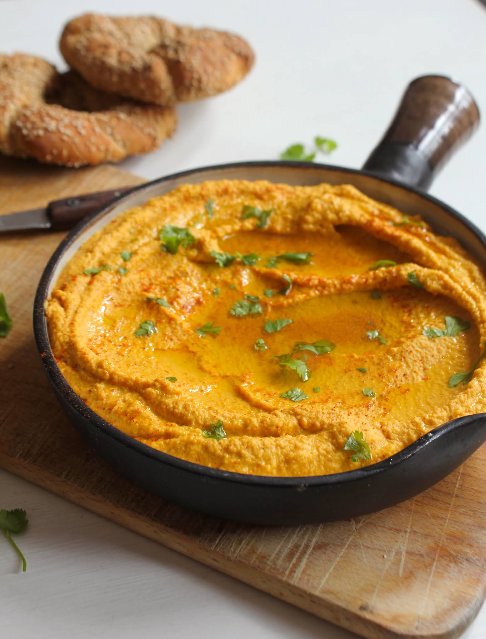 Hummus with spicy roasted carrots // Houmous aux carottes rôties