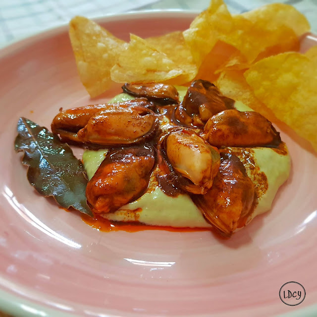 Mejillones En Escabeche Sobre Mayonesa De Guisantes
