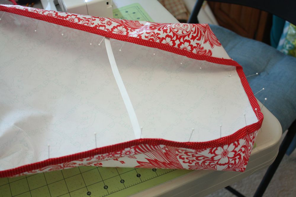 fitted oilcloth tablecover tutorial