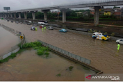 Banjir di PGP Bekasi Mencapai 6 Meter, Mobil Terombang-ambing