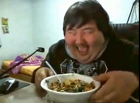 gordo chino se rie comiendo