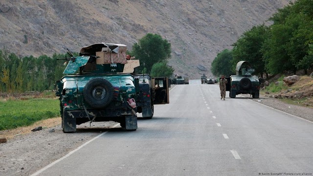 তালেবানদের হামলার পরে আফগান সেনারা তাজিকিস্তানে পালিয়ে যাচ্ছে