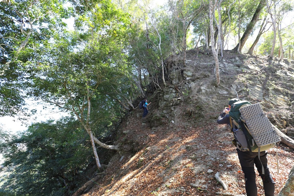 卡社山連走加年端山的山徑