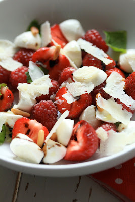 salade aux fraises , framboises ,et parmesan fraises en version salée , salade fraîche d'été , mozzarella , paremsan