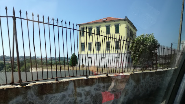 Casa que passa para ir para a praia fluvial