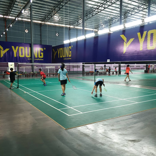32 gelanggang badminton di Puchong Sport Centre. Puashati kau ! BEN ASHAARI