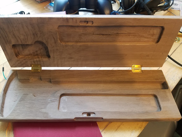 box with top and bottom attached with hinges