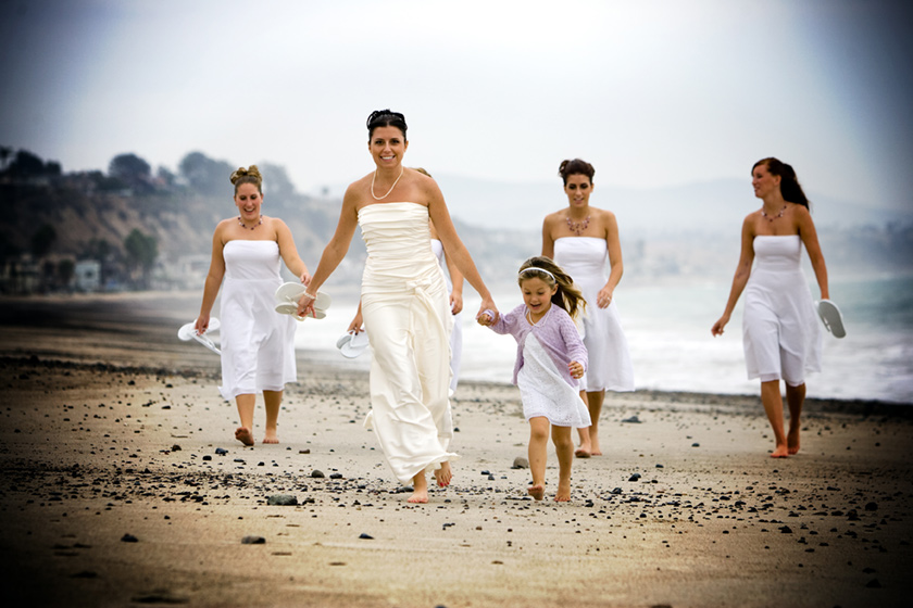 Family wedding. Свадьба на пляже. Невеста с загаром. Свадьба и семья открытые платья. Свадьба на пляже фото.