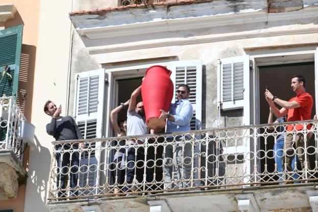 Χαμός στην Κέρκυρα: Πιστοί στη παράδοση έσπασαν τους μπότηδες για την Πρώτη Ανάσταση 