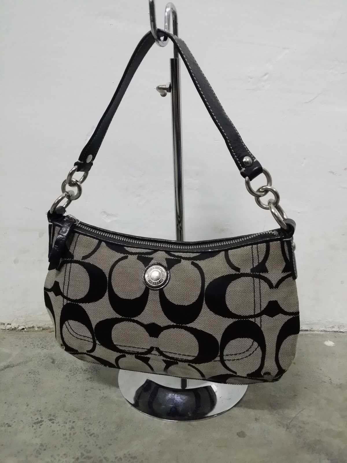 d0rayakEEbaG: Authentic Coach Signature Small Handbag BLACK(SOLD)