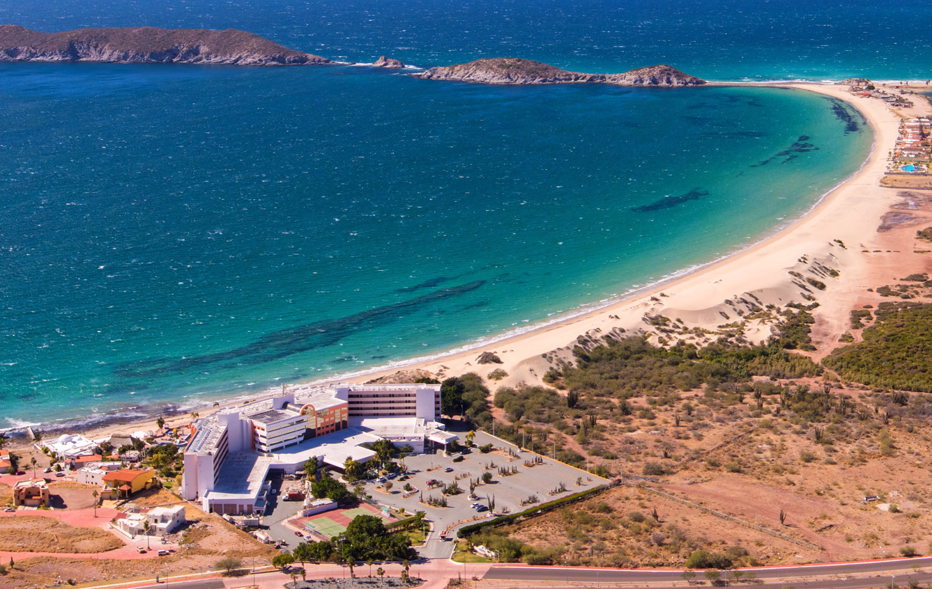 Para este calorcito primaveral que tal una playa como esta en el Mar de