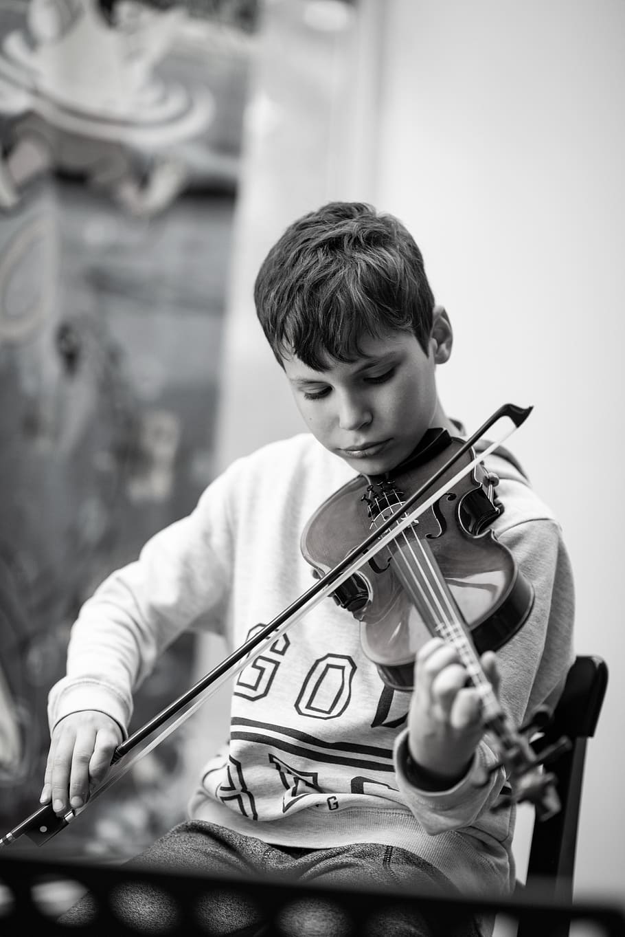 Какие мелодии играют на скрипке. Мальчик со скрипкой. Скрипка для детей. Фотосессия со скрипкой. Мальчик играющий на скрипке.